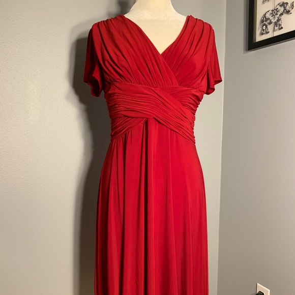 NorthStyle Dresses & Skirts - Beautiful Red Dress!!